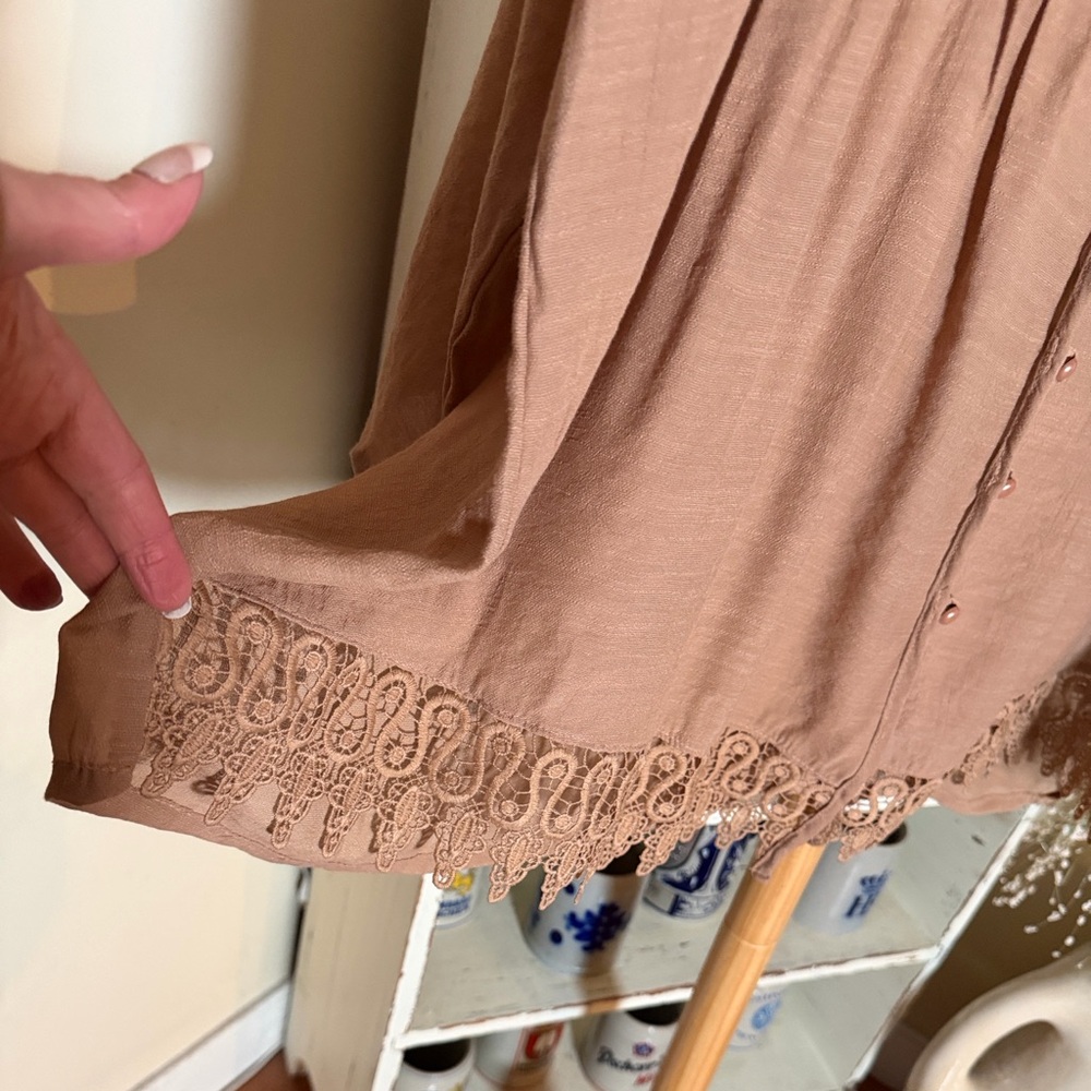 NWT Audrey Lane 2XL Light,Dusty Brown Tunic.Pleated front,loop buttons,lace hem. - Picture 4 of 7